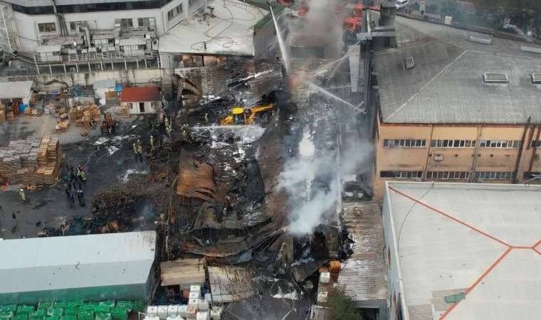 Esenyurtta fabrika deposundaki yangın söndürüldü