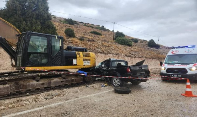 Eskişehir’de ekskavatöre çarpan kamyonetteki baba-kız öldü