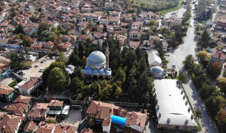 Eskişehirde yüzyıllardır ayakta kalan tarihi cami vatandaşları cezbediyor