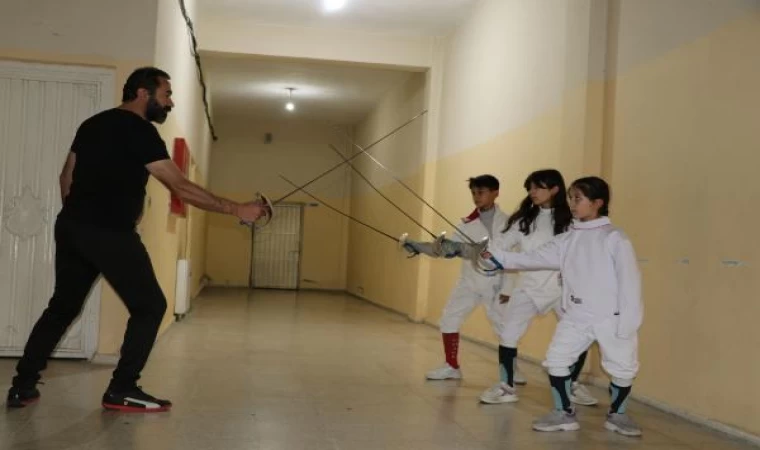 Eskrimci babanın yetiştirdiği çocuklarından madalya