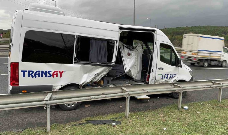 Eyüpsultanda servis minibüsü kaza yaptı 6 işçi yaralandı