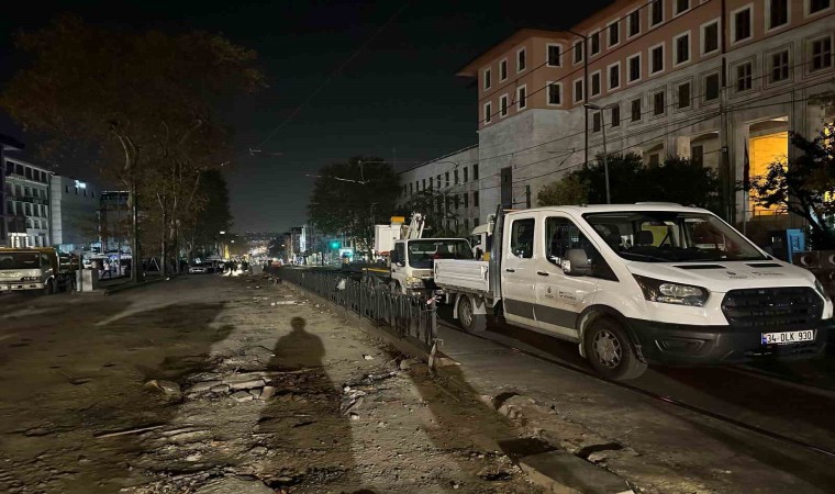 Fatihte iş makinesi tramvay hattının tellerini kopardı