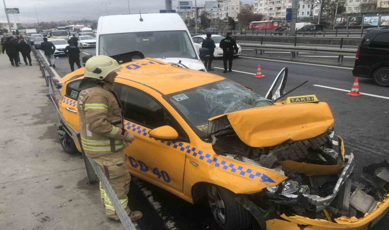 Fatihte Türk Hava Yollarının servis minibüsü taksiye çarptı: 1 ağır yaralı