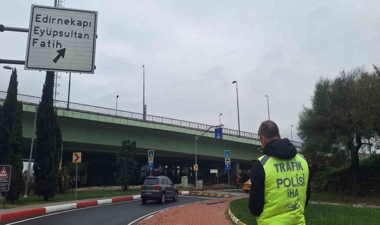 Fatihte yayalara yol vermeyen sürücü tepki gösterse de cezadan kaçamadı