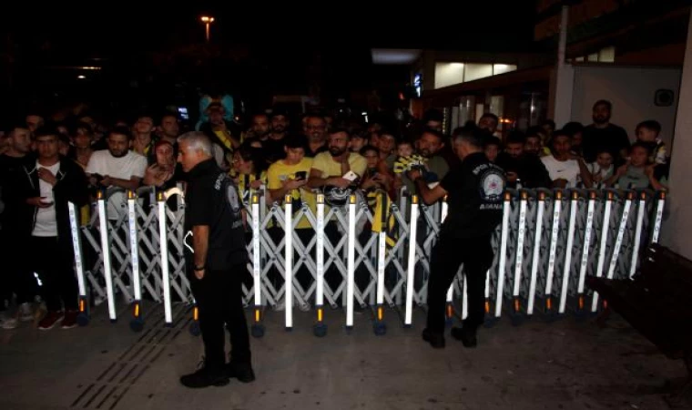 Fenerbahçe kafilesi, Adana’da coşkuyla karşılandı