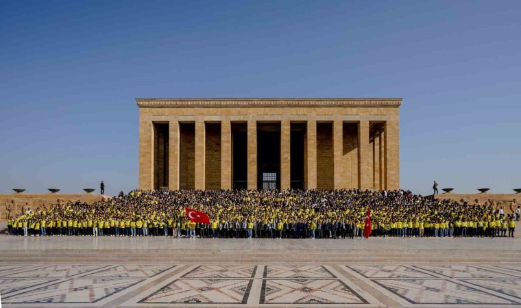 Fenerbahçeli taraftarlar Anıtkabiri ziyaret etti