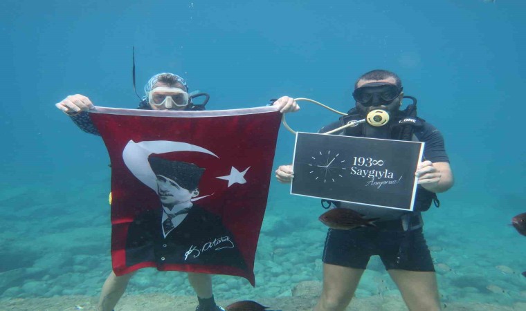 Fethiyede dalgıçlar Atatürkü 10 metre derinlikte Türk bayrağı açarak andı