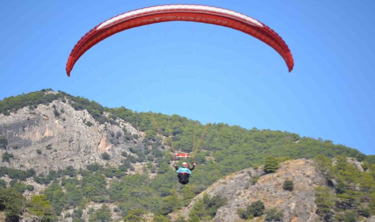 Fethiyede sağlık personelleri yamaç paraşütü yaptı, Türk bayrağı açtı