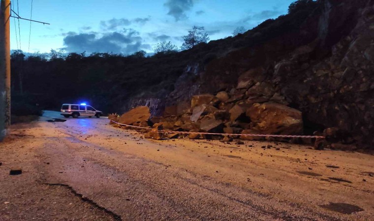 Fethiyede Şiddetli Yağış Toprak Kaymasına Neden Oldu