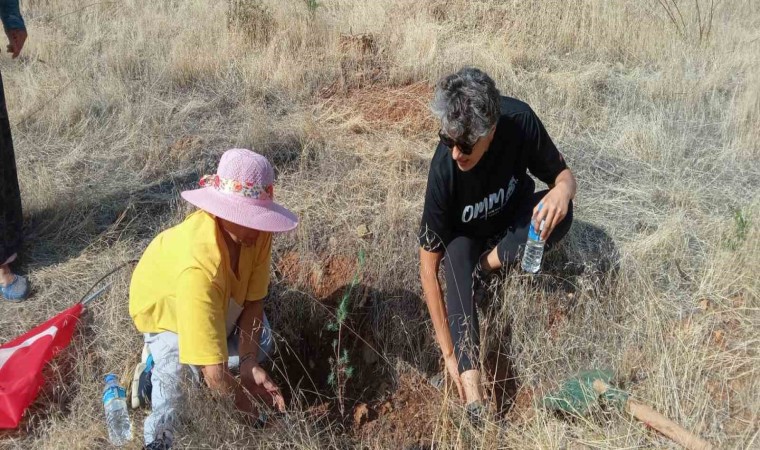 Fidan dikiminde depremzede çocukların yüzünü güldüren sulu oyun