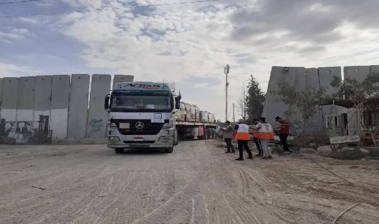 Filistin Kızılayı, insani yardım yüklü 155 kamyonu teslim aldı