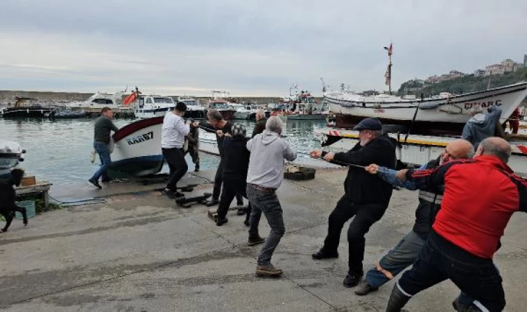 Fırtına uyarısı yapılan Zonguldak’ta, balıkçılar kayıklarını karaya çekti