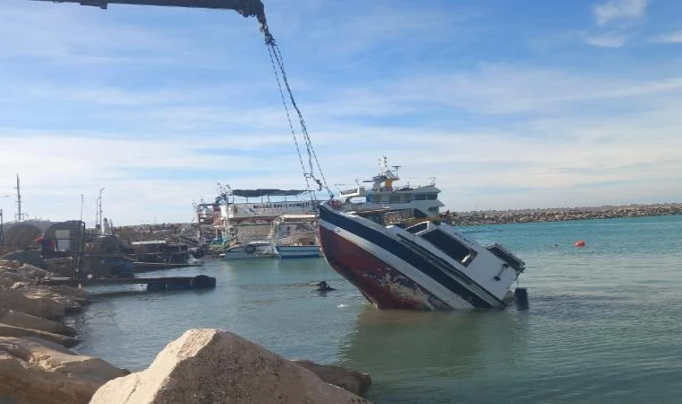 Fırtınada batan balıkçı teknesi vinçle çıkarıldı