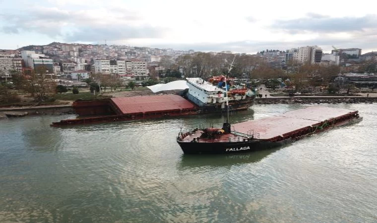 Fırtınada ikiye bölünen gemi, havadan görüntülendi