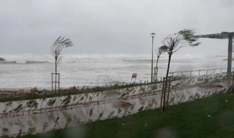 Fırtına’nın etkisiyle Karaburun’da dev dalgalar oluştu