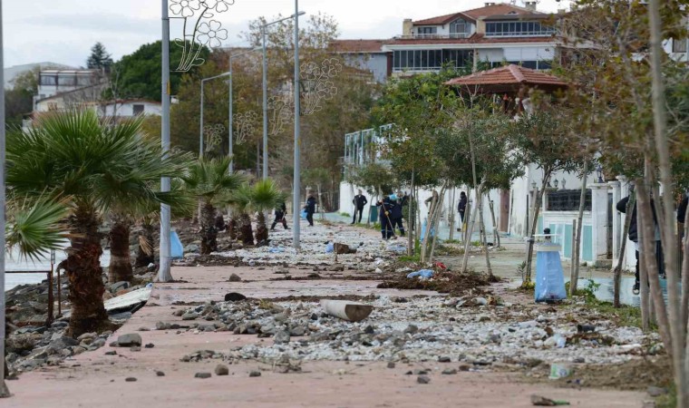 Fırtınanın hasar verdiği sahil temizlendi