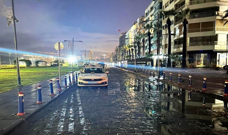 Fırtınanın vurduğu İzmirde çalışmalar gece de sürüyor