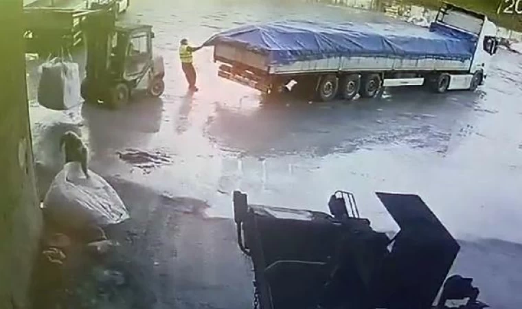 Forklift ile dorse arasında sıkışan şoför öldü; olay anı kamerada