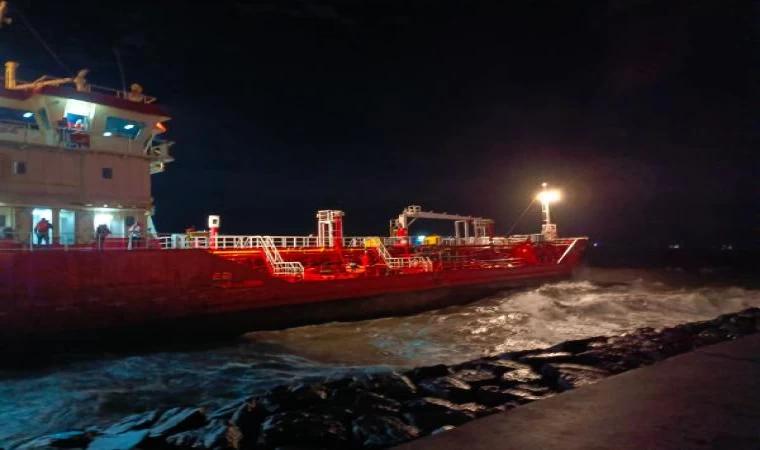 (Fotoğraf)İstanbul’da fırtına; Zeytinburnu açıklarında gemi karaya oturdu-1