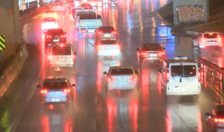 (Fotoğraf)İstanbul’da yağış başladı; trafik olumsuz etkilendi