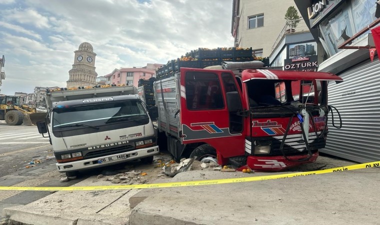 Freni patlayan kamyon önüne aldığı aracı sürükleyerek dükkana girdi: 2 yaralı