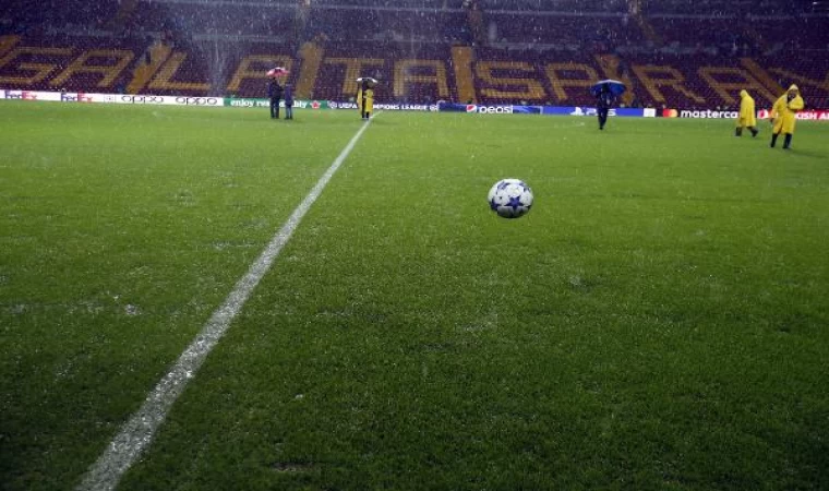 Galatasaray-Manchester United maçı önce zemin yoğun yağmur nedeniyle inceleniyor