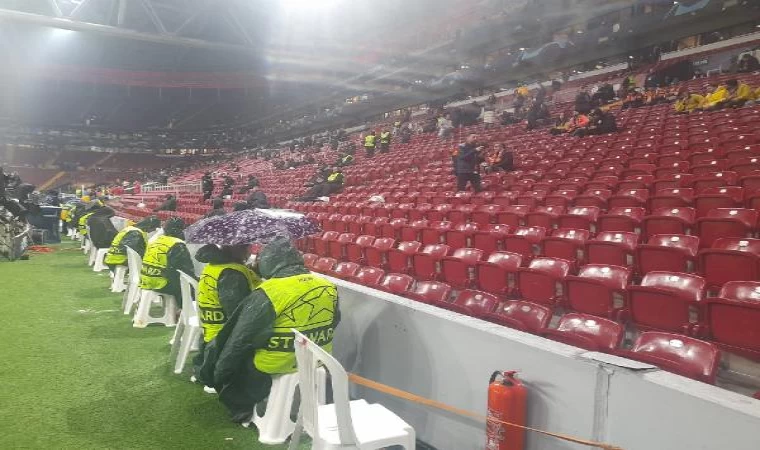 Galatasaray-Manchester United maçı önce zemin yoğun yağmur nedeniyle inceleniyor (EK FOTOĞRAFLAR)