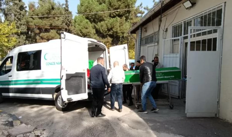 Gaziantep’te bariyerlere çarpan motosikletteki çift öldü