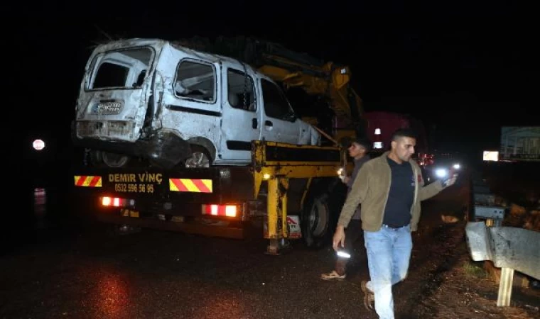 Gaziantep’te hafif ticari araç şarampole yuvarlandı: 5 yaralı / Fotoğraflar