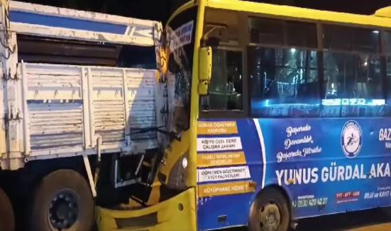 Gaziantep’te halk otobüsü, park halindeki kamyona çarptı: 5 yaralı