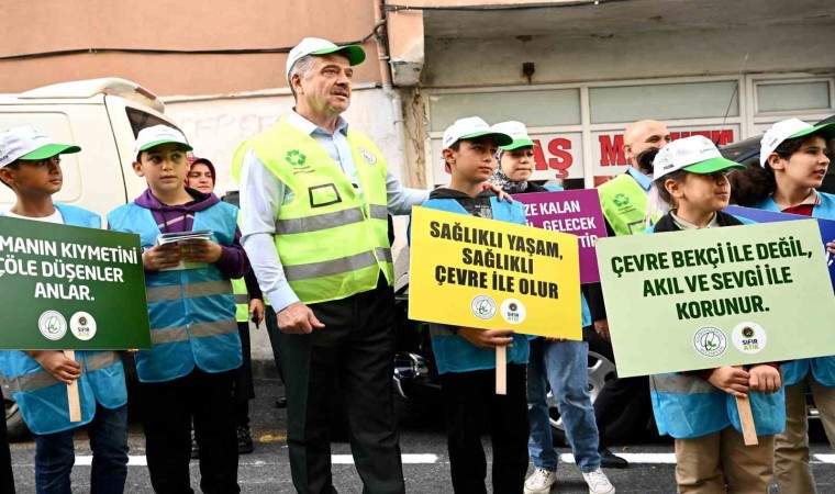 Gaziosmanpaşada çevre gönüllüleri “İlçemi Seviyorum, Sokağıma Sahip Çıkıyorum” sloganıyla yürüdü