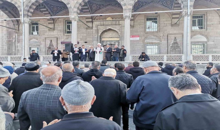 Gazzede hayatını kaybedenler için gıyabi cenaze namazı kılındı