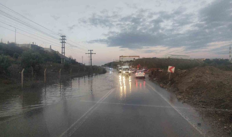 Gemlikte sel suları yolu kapattı, trafik aksıyor