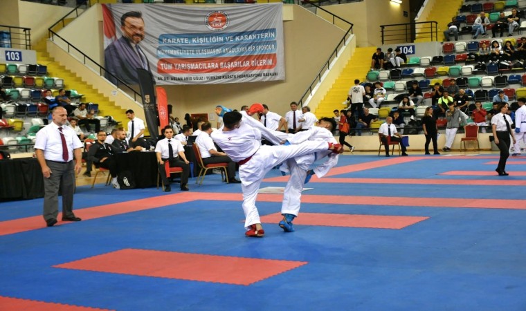 Genç sporcular tatami minderinde