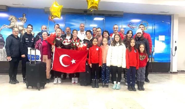 Gençlerde dünya ikincisi sporcular, Samsun’da çiçeklerle karşılandı