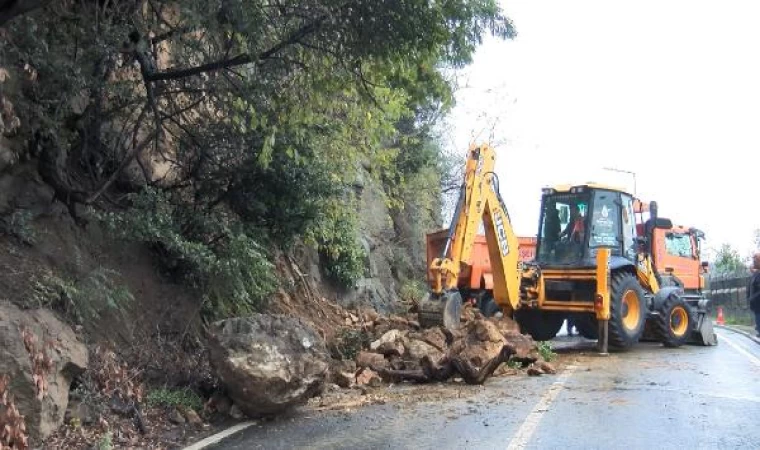 (Geniş haber) Sarıyer’de yamaçtan yola kaya parçaları düştü