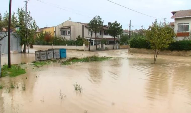 (Geniş haber) Silivri’de dere taştı: Yollar göle döndü, evleri su bastı 