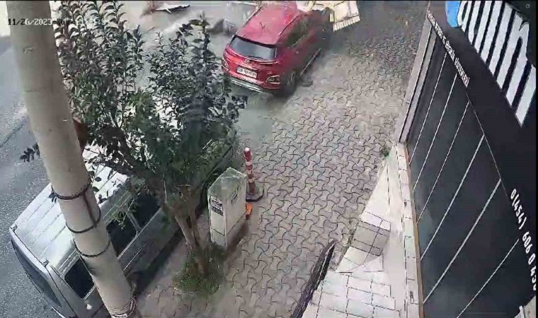 Giresunda motosikletlinin üzerine düşen çatı nedeniyle yaralandığı anlar kamerada