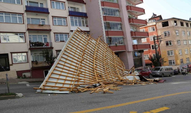 Giresunda şiddetli rüzgar nedeniyle çatılar uçtu, motosiklet sürücüsü uçan çatının altında kaldı