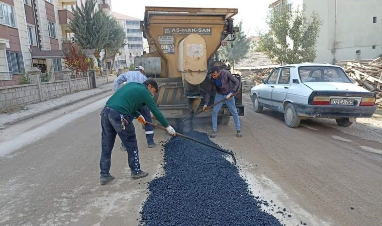 Gölbaşı Belediyesi bozulan yolları onarıyor