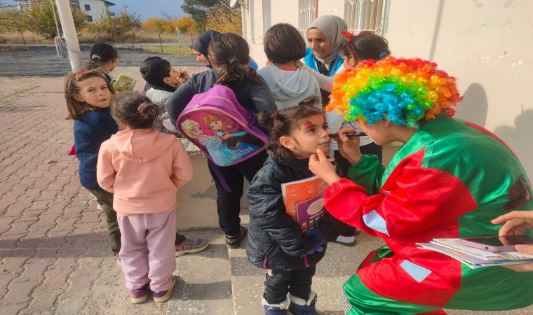 Gönüllü gençler, köy okullarına kitap desteği sağlıyor