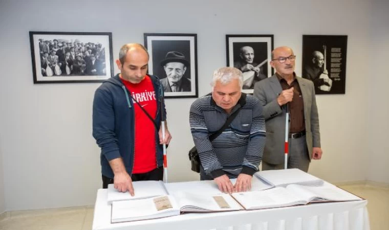 Göremedikleri fotoğrafları, hazırlanan kitapla dokunarak anlamaya çalıştılar