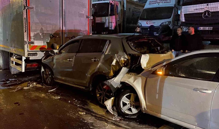 Güngörende seyir halindeki otomobil park halindeki araca çarptı: 1 ölü, 5 yaralı