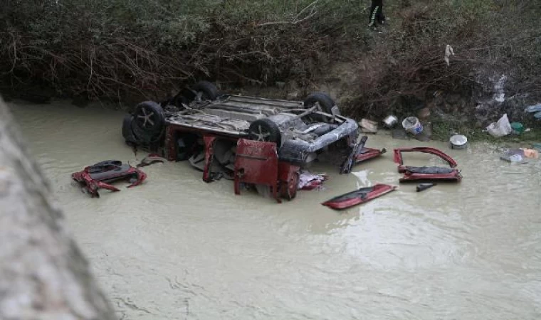 Hafif ticari araç Gediz Nehri’ne uçtu: 3 ölü