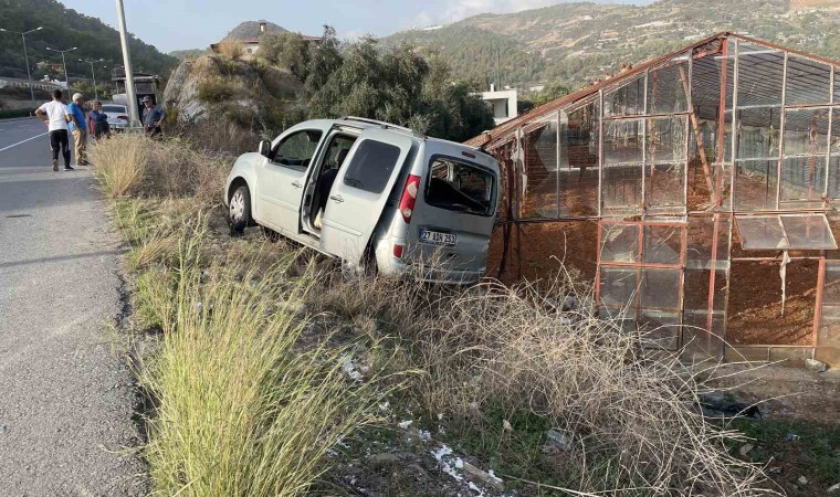 Hafif ticari araç yoldan çıktı: 2 yaralı