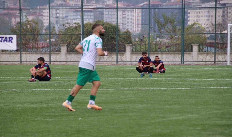 Hakemin kararını beğenmeyen futbolcular, maçı bırakıp oturma eylemi yaptı