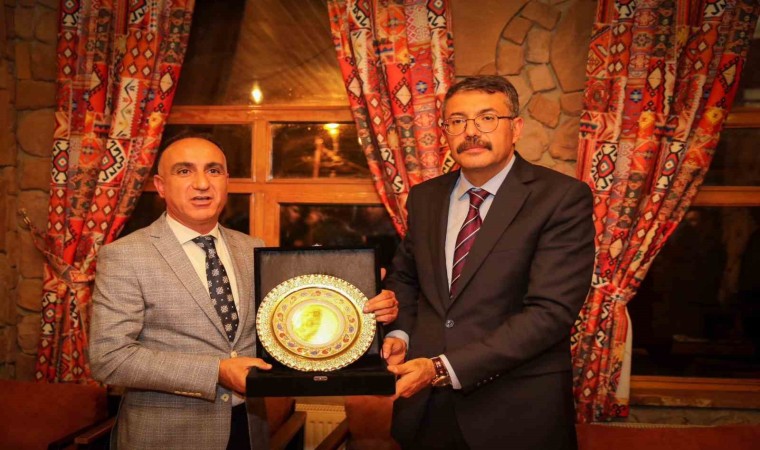 Hakkari gençliğinden Vali Çelike plaket