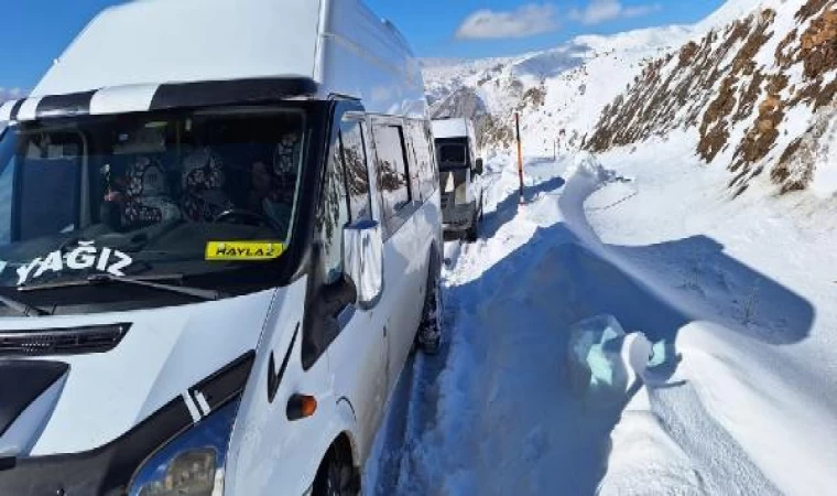 Hakkari’de araçları kara saplanan 30 kişi, mahsur kaldı