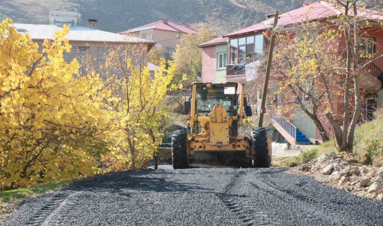 Hakkaride yol asfaltlama çalışması