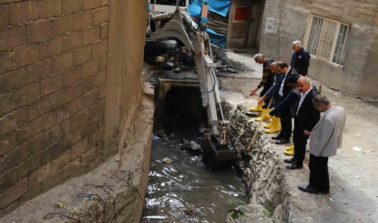 Hakkarideki dere yataklarında çevre temizliği başlatıldı